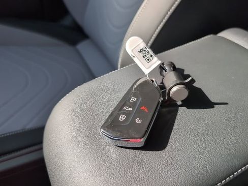 Used 2025 Volkswagen Tiguan SE image 28