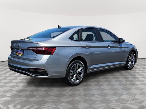 Used 2024 Volkswagen Jetta SE FWD image 5