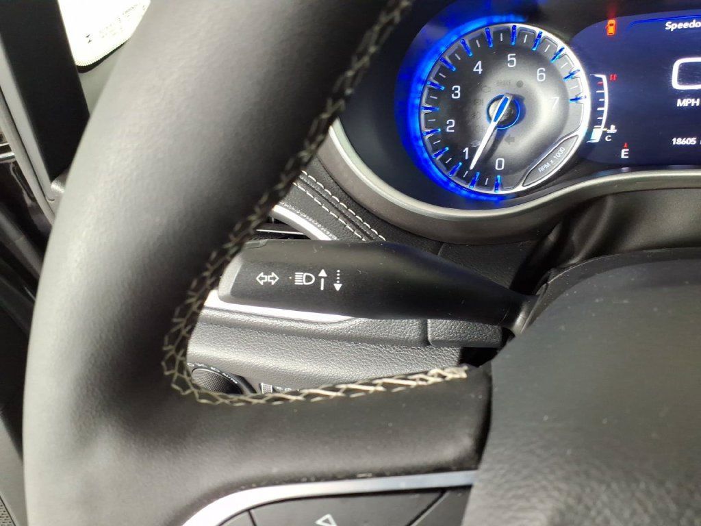 Used 2025 Chrysler Pacifica Select w/ Uconnect Theater Family Group FWD image 23