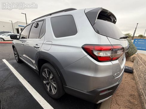 Certified 2025 Honda Pilot Touring image 3