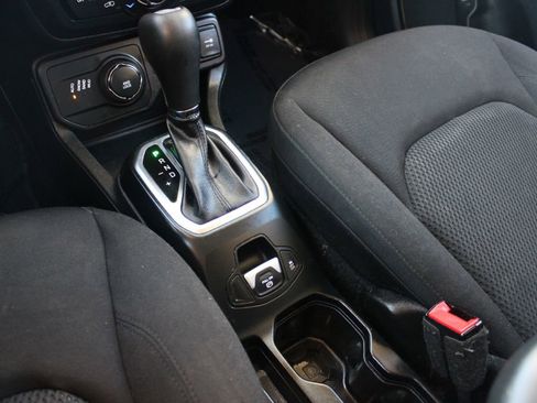 Used 2018 Jeep Renegade Altitude image 21