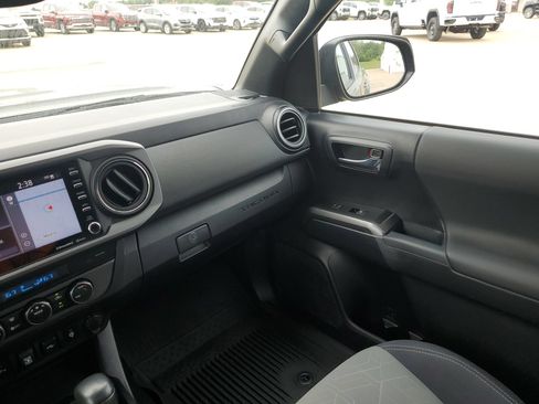 Used 2021 Toyota Tacoma TRD Sport w/ Technology Package AWD/4WD image 11