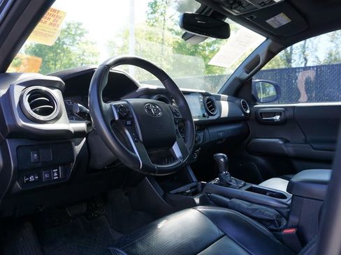 Used 2021 Toyota Tacoma TRD Off-Road w/ TRD Premium Off Road Package AWD/4WD image 10