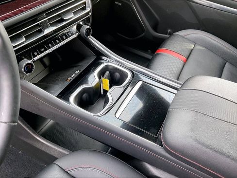 Used 2025 Chevrolet Traverse RS image 18