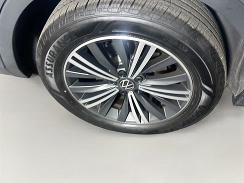 Used 2024 Volkswagen Tiguan SE image 11