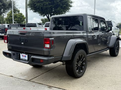 Used 2024 Jeep Gladiator Sport AWD/4WD image 5