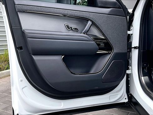 Used 2024 Land Rover Range Rover Sport SE image 23