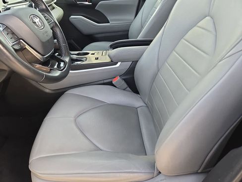Used 2021 Toyota Highlander XLE image 15