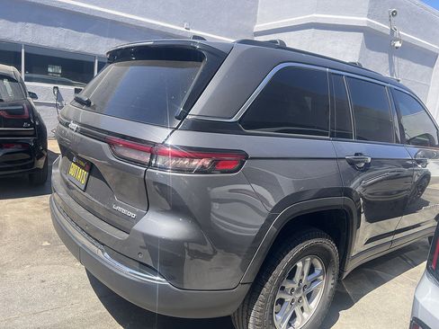 Used 2025 Jeep Grand Cherokee Laredo RWD image 3