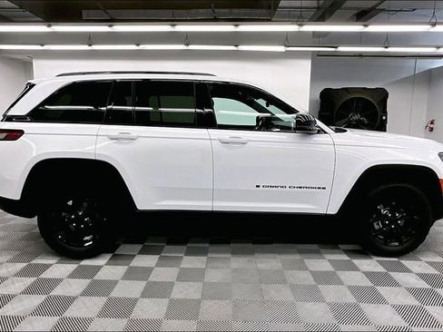 Used 2025 Jeep Grand Cherokee Altitude AWD/4WD image 15