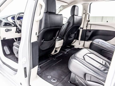 Used 2020 Chrysler Pacifica Touring-L image 29