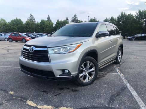 Used 2015 Toyota Highlander XLE AWD/4WD image 1