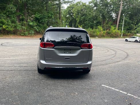 Used 2017 Chrysler Pacifica Touring-L FWD image 6