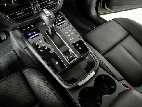 New 2026 Porsche Macan image 18