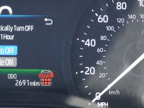 Used 2025 Toyota Sienna XLE image 28