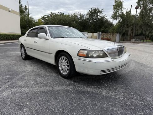 Used 2006 Lincoln Town Car Signature RWD image 1