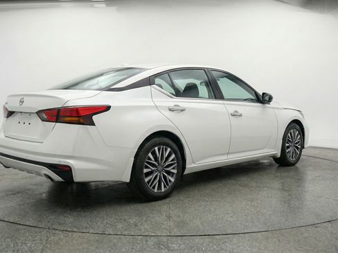 Used 2025 Nissan Altima 2.5 SV image 9