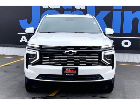 Used 2025 Chevrolet Suburban High Country AWD/4WD image 3