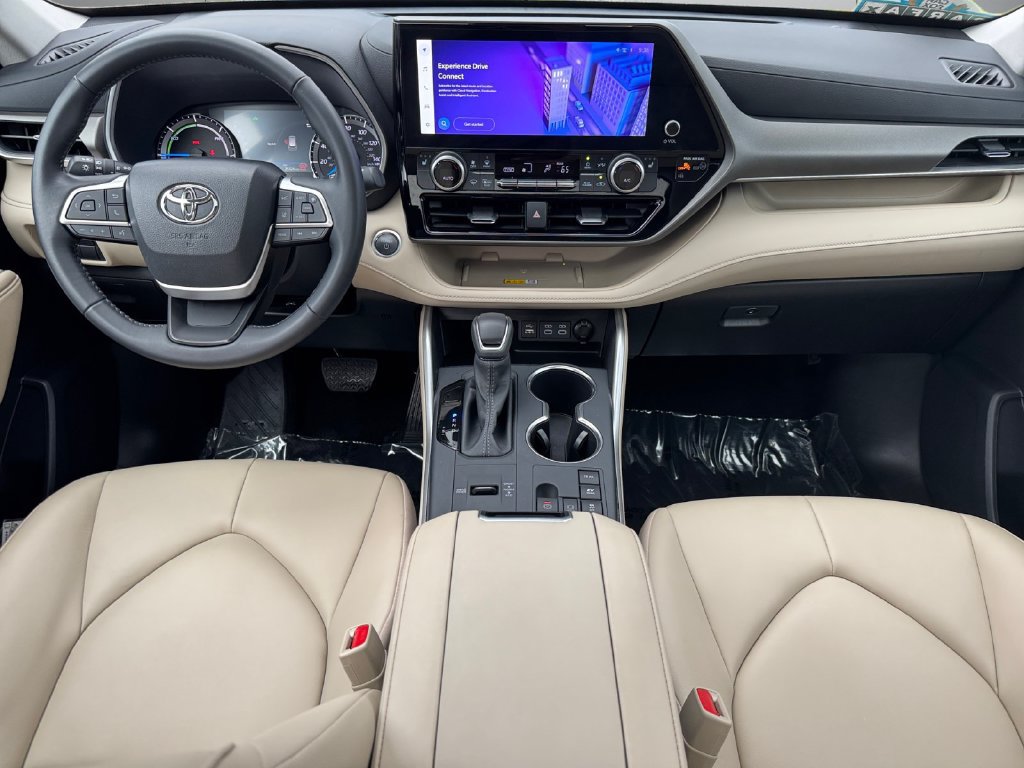 Used 2025 Toyota Highlander XLE AWD/4WD image 12