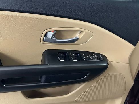 Used 2017 Kia Sedona LX w/ LX Essentials Premium Package FWD image 9