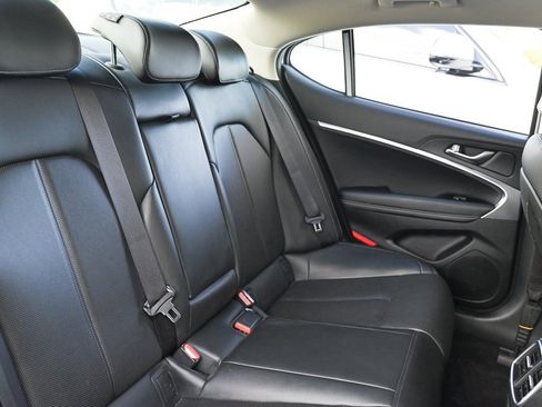 Used 2025 Genesis G70 2.5T image 11