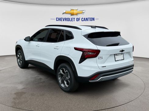 New 2026 Chevrolet Trax LT w/ LPO, Blackout Package FWD image 7