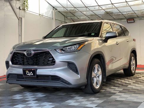 Used 2020 Toyota Highlander L AWD/4WD image 3
