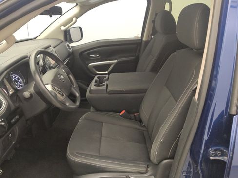 Used 2018 Nissan Titan SV image 17