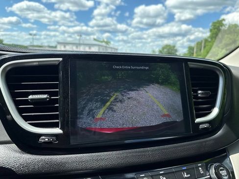 Used 2024 Chrysler Pacifica Touring-L FWD image 30