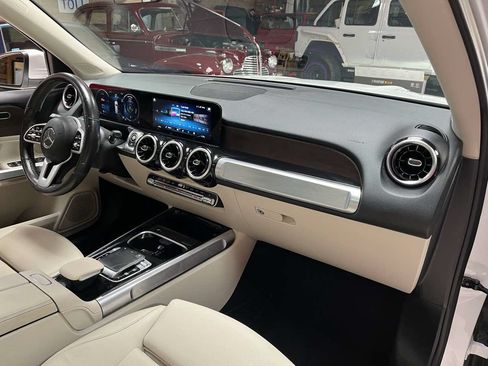 Used 2020 Mercedes-Benz GLB 250 4MATIC w/ Premium Package image 11