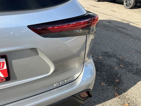 Certified 2024 Toyota Highlander XLE image 10