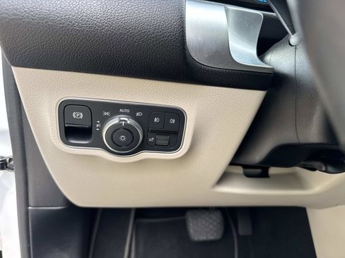 Used 2022 Mercedes-Benz GLB 250 4MATIC w/ Premium Package Lite image 33