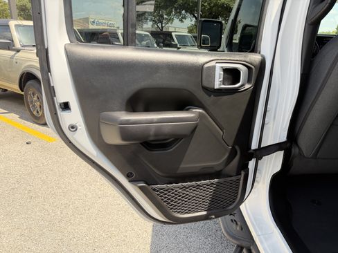 Used 2024 Jeep Gladiator Sport AWD/4WD image 14