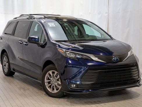 Used 2025 Toyota Sienna XLE image 1