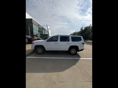 Used 2024 Jeep Wagoneer 4WD w/ Convenience Group I image 2