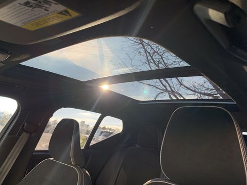 Used 2025 Volvo XC40 B5 Plus image 28