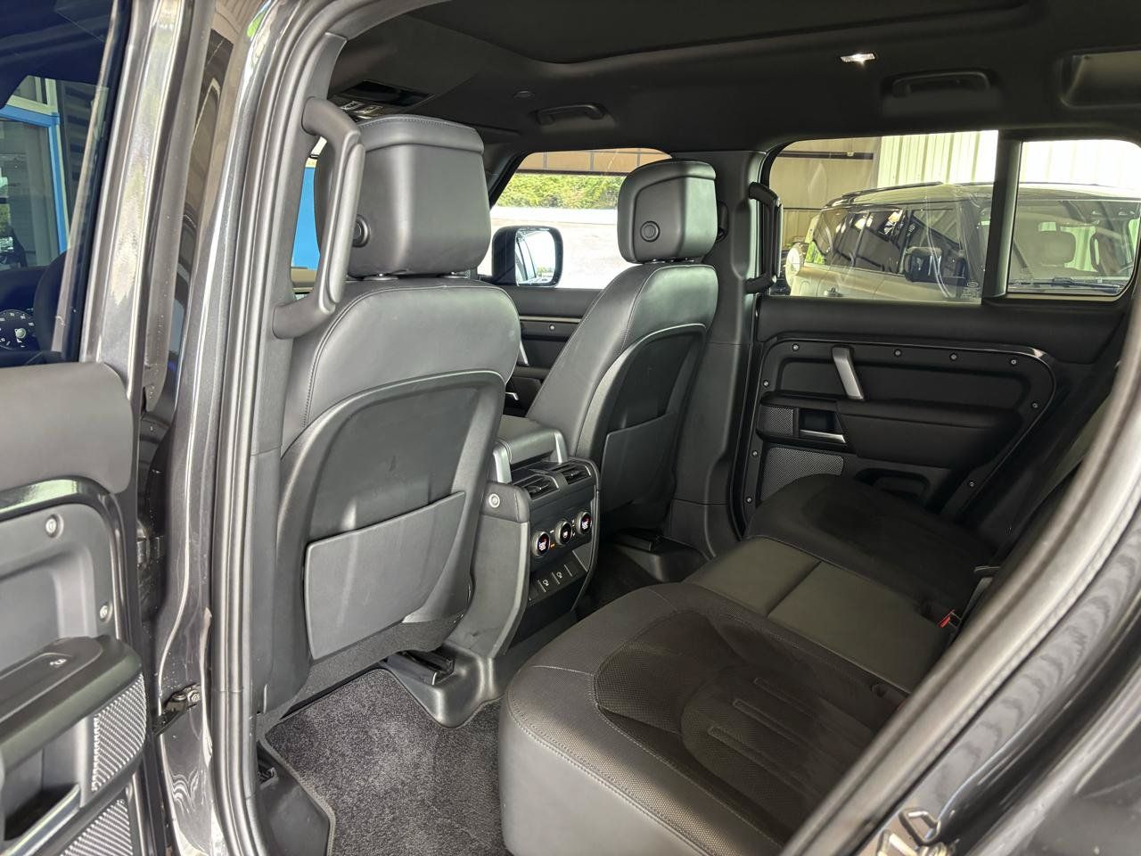 Used 2023 Land Rover Defender 110 V8 AWD/4WD image 23
