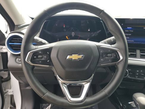 Used 2025 Chevrolet Trax LT w/ LT Convenience Package FWD image 19