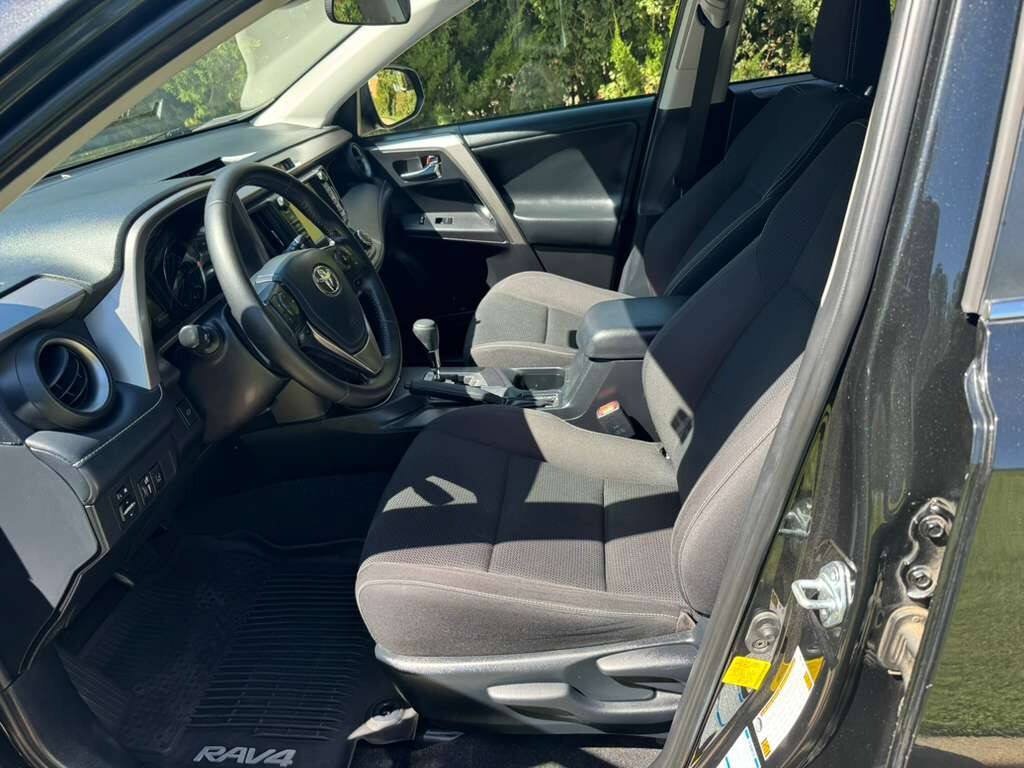 Used 2018 Toyota RAV4 XLE AWD/4WD image 9