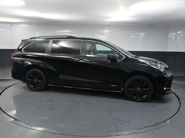 Used 2021 Toyota Sienna XSE FWD image 2