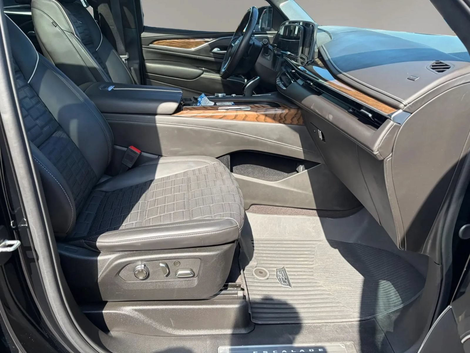 Used 2023 Cadillac Escalade Sport Platinum w/ LPO, ONYX Package AWD/4WD image 36