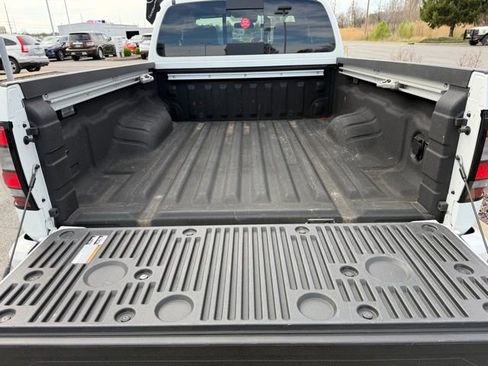 Used 2024 Nissan Frontier SV w/ SV Convenience Package RWD image 35