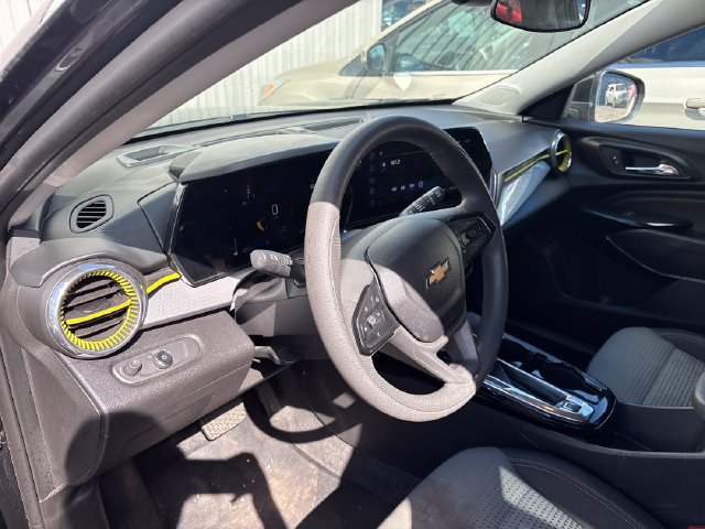 Used 2025 Chevrolet Trax LT FWD image 8