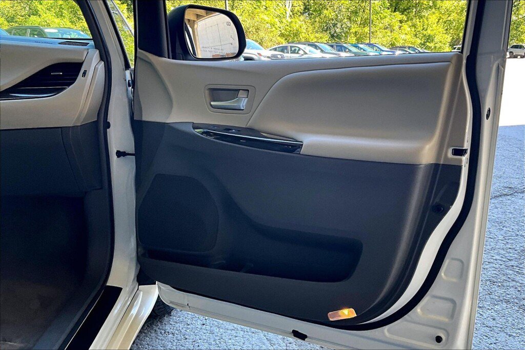Used 2017 Toyota Sienna XLE FWD image 14