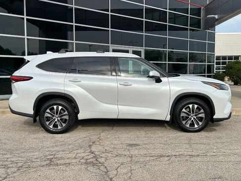 Used 2022 Toyota Highlander XLE AWD/4WD image 2