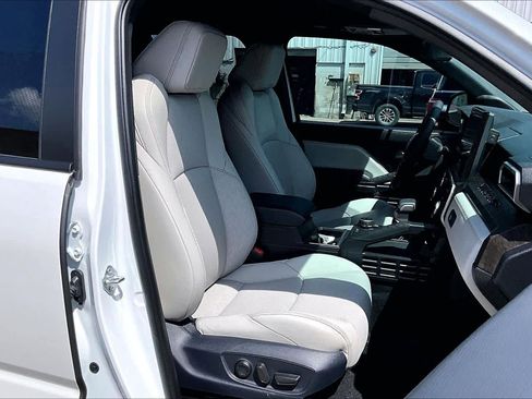 Used 2025 Toyota Tacoma Limited AWD/4WD image 11