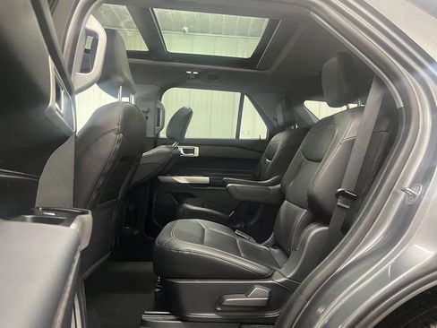 Used 2022 Ford Explorer XLT w/ Equipment Group 202A AWD/4WD image 17