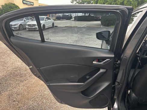 Used 2018 MAZDA MAZDA3 Sport image 11