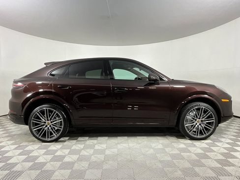 Used 2022 Porsche Cayenne Turbo image 5