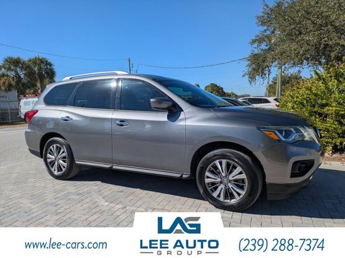 Used 2018 Nissan Pathfinder SV image 1